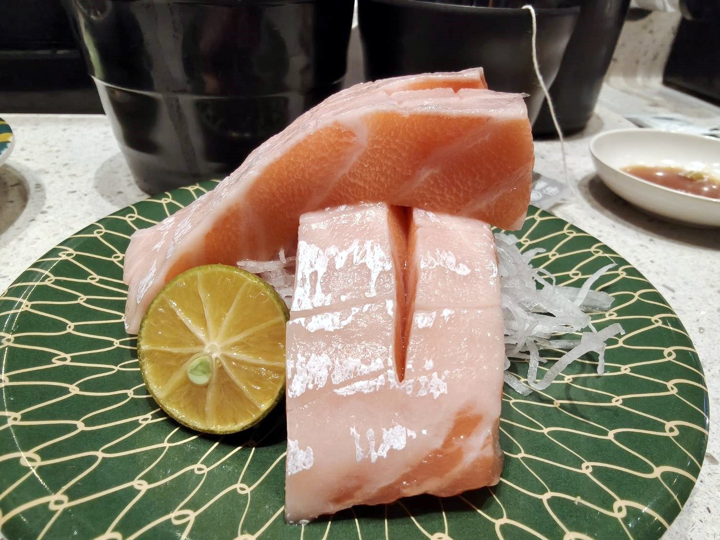 樹林萬家福|爭鮮迴轉壽司~鮭魚季熱鬧登場!玩鮭之麵好吃有趣、鮭魚的腹肌油脂豐富、鮭魚的背肌厚切美味!