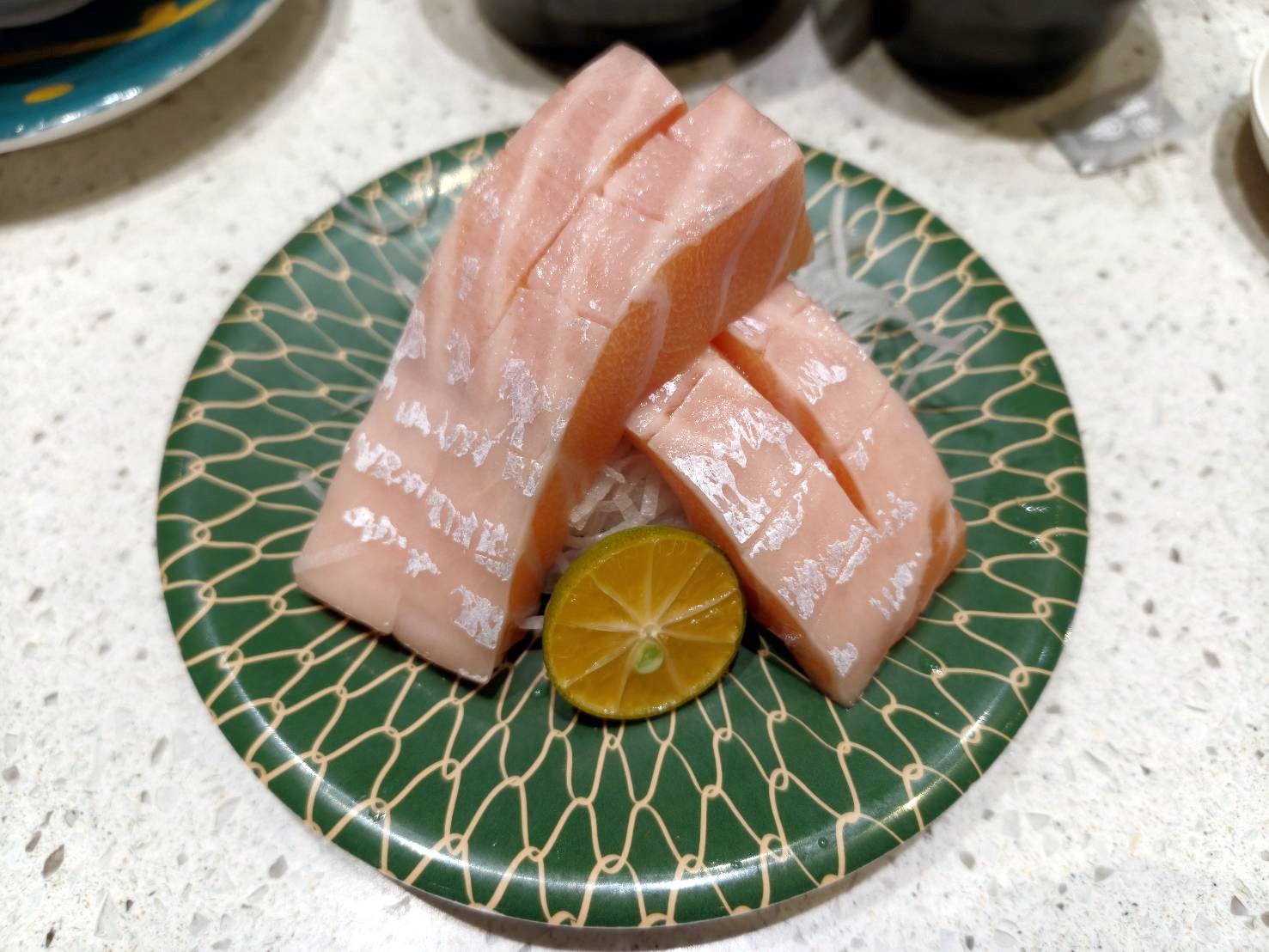 樹林萬家福|爭鮮迴轉壽司~鮭魚季熱鬧登場!玩鮭之麵好吃有趣、鮭魚的腹肌油脂豐富、鮭魚的背肌厚切美味!