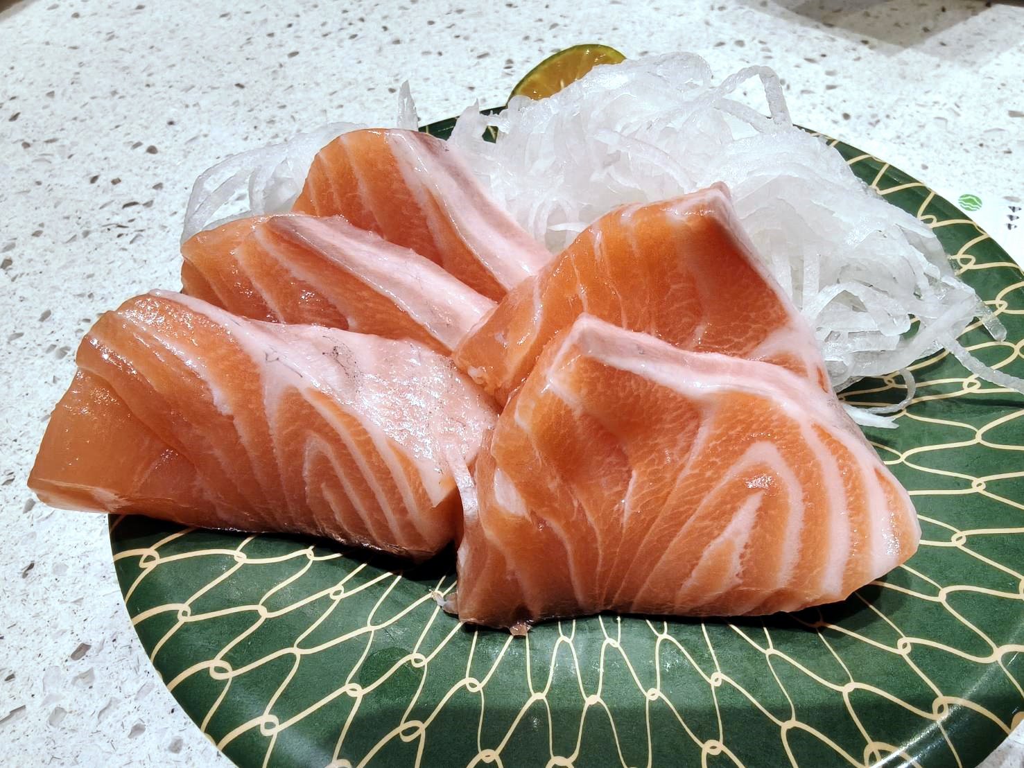樹林萬家福|爭鮮迴轉壽司~鮭魚季熱鬧登場!玩鮭之麵好吃有趣、鮭魚的腹肌油脂豐富、鮭魚的背肌厚切美味!