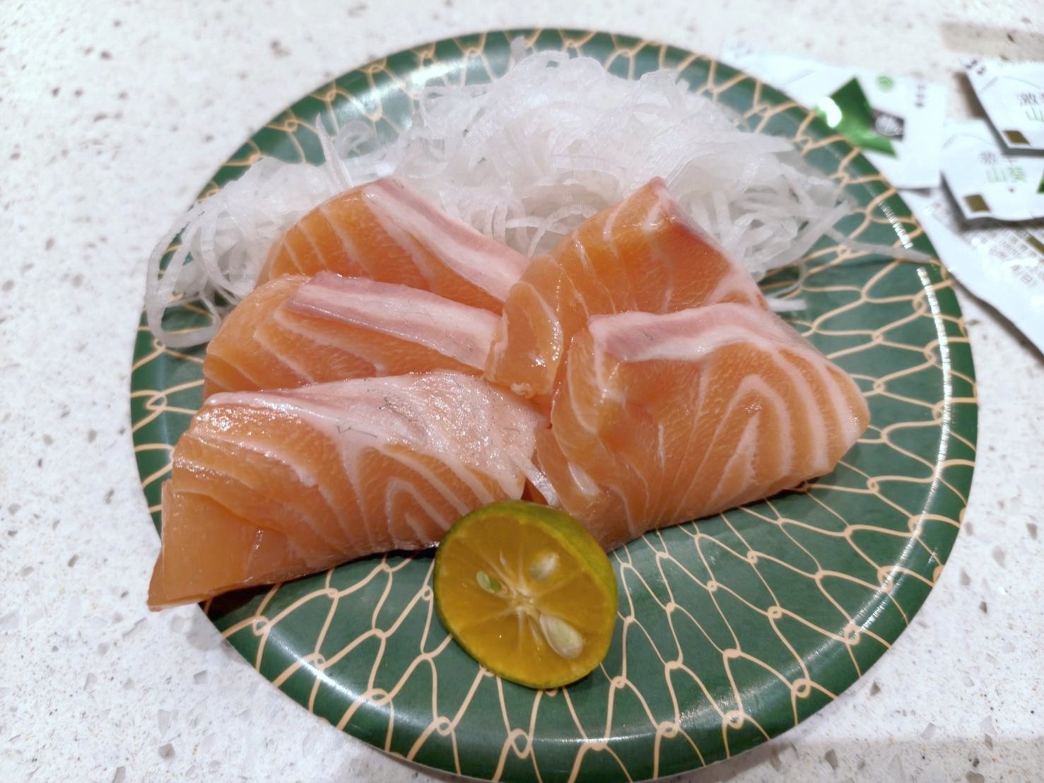 樹林萬家福|爭鮮迴轉壽司~鮭魚季熱鬧登場!玩鮭之麵好吃有趣、鮭魚的腹肌油脂豐富、鮭魚的背肌厚切美味!