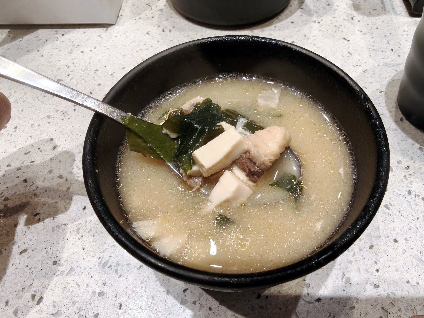 樹林萬家福|爭鮮迴轉壽司~鮭魚季熱鬧登場!玩鮭之麵好吃有趣、鮭魚的腹肌油脂豐富、鮭魚的背肌厚切美味!